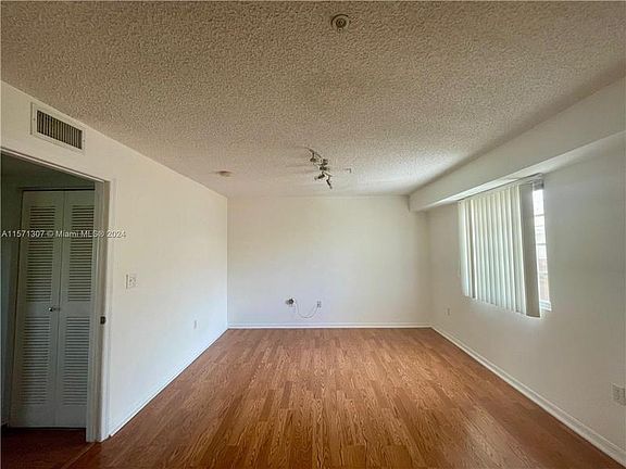 4th image of 2951 NE 185th St APT 2008