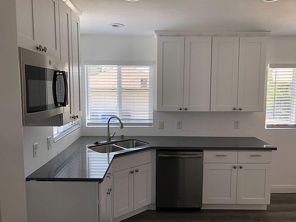 Big Ktichen with Quartze Counters, Stainless Steel sink, Dishwasher and lots of storage