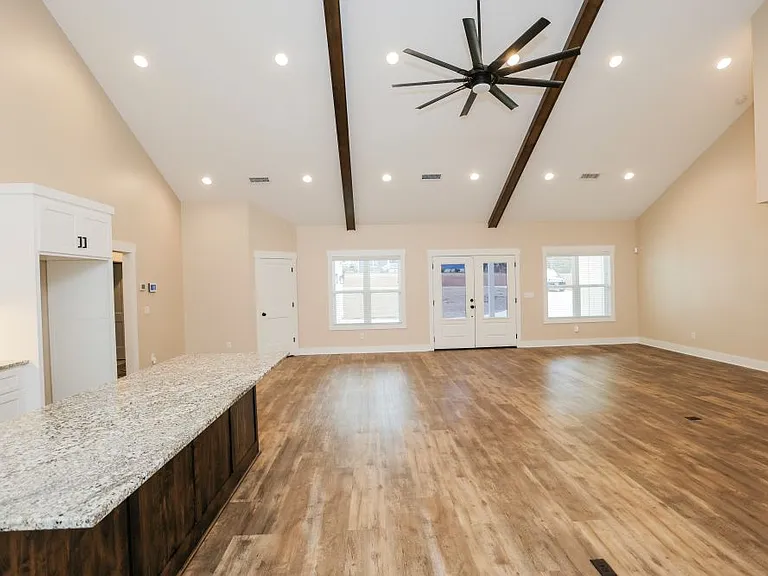 204 Blackberry Ln — Photo 2