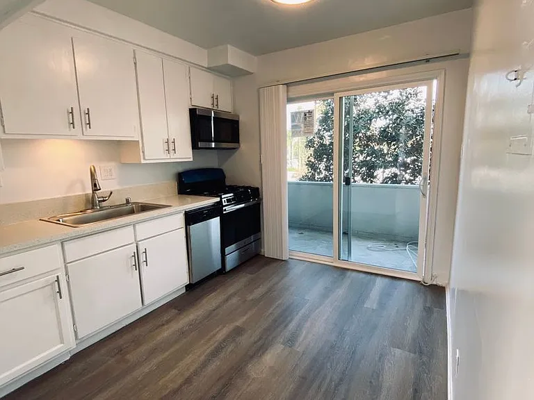 13860 Burbank Blvd — Photo 21