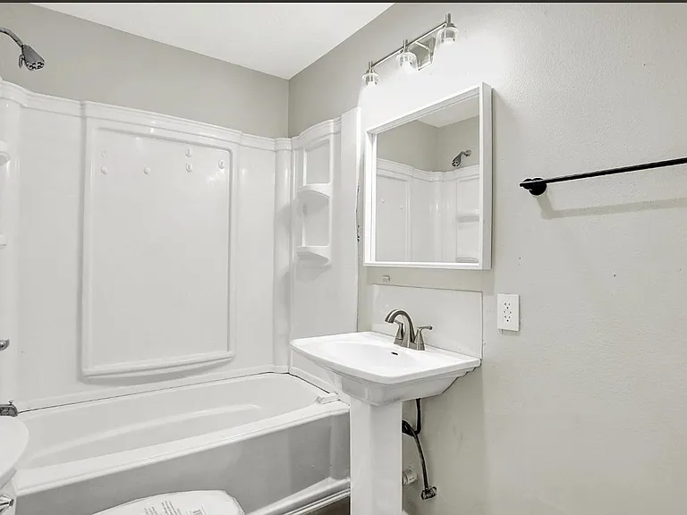 1031 N Dearborn St #B — Photo 18