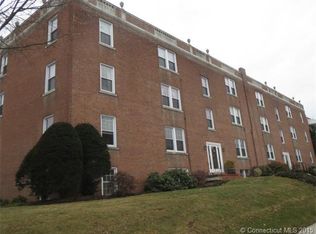 5 Robin Rd APT 5, West Hartford, CT 06119