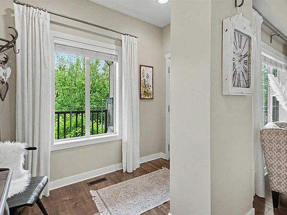 5th image of 99 NE Mahogany Row SE