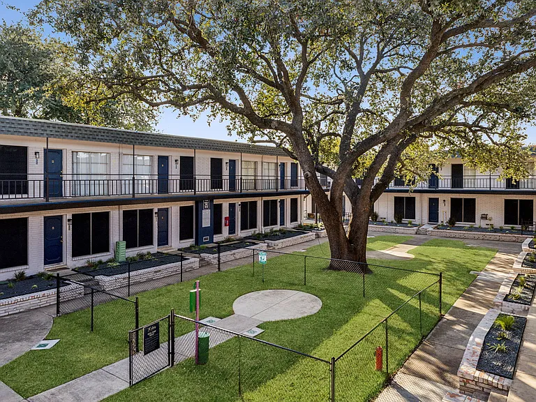 The Ashley at Bluffview Apartments — Photo 51