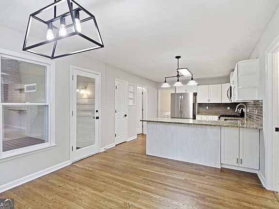 5th image of 3298 Brackenridge Trl NW