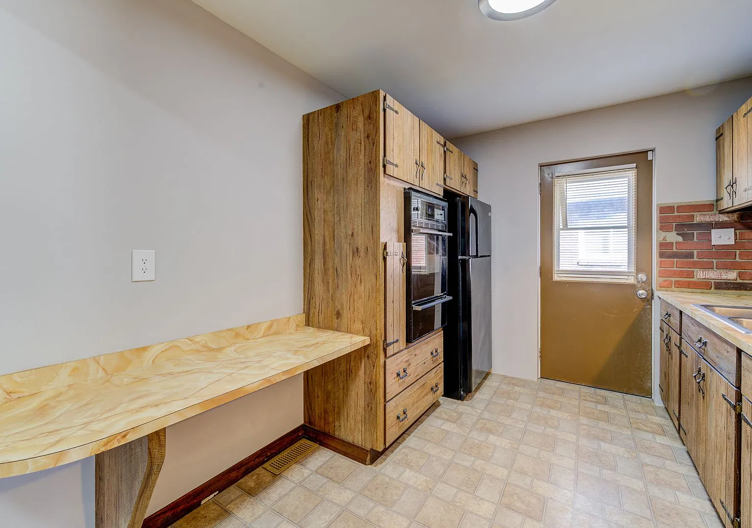 (354) 3937-39 Jane — Photo 2