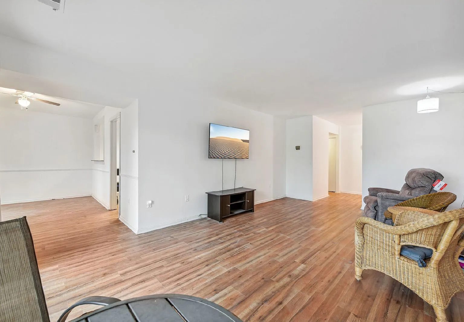 1 bed, 1.0 bath, 962 sqft, $1,950 — Photo 2