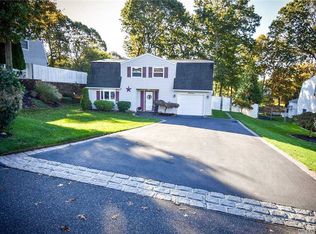 14 Somers Ln, Farmingville, NY 11738