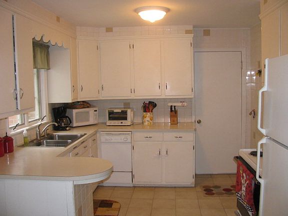 3rd image of 858 Arlington Ave