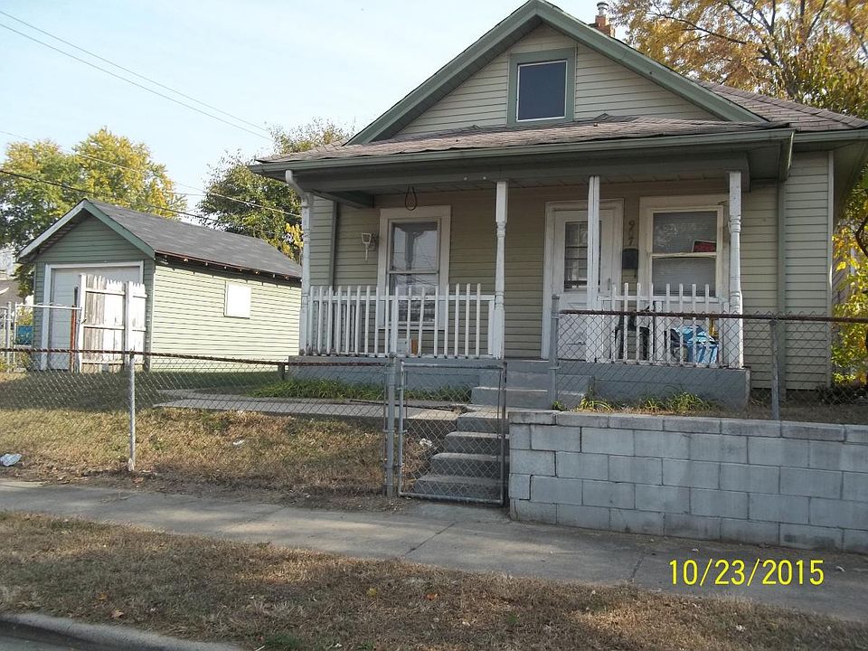 2nd image of 907 Moore St