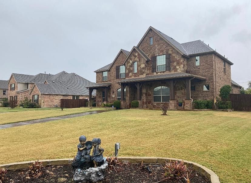 1st image of 302 Waterford Ln