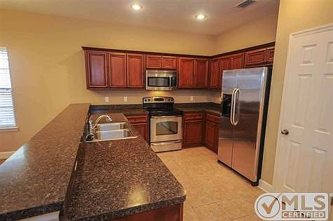 5th image of 798 Brooke Manor Dr