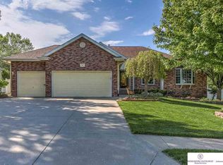505 Fox Creek Ln, Papillion, NE 68046