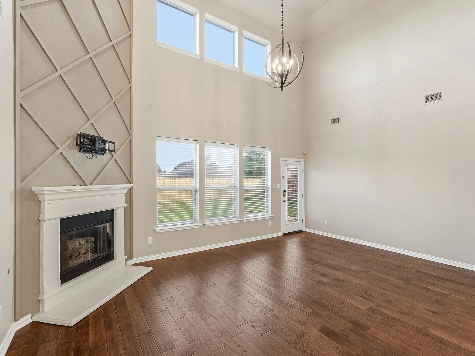5 bed, 2.5 bath, 3262 sqft, $2,750 — Photo 4