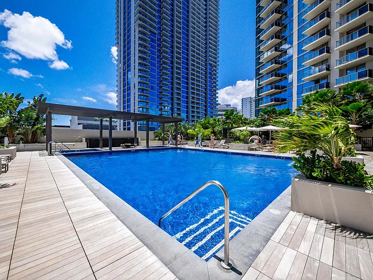 Kapiolani Blvd — Photo 3