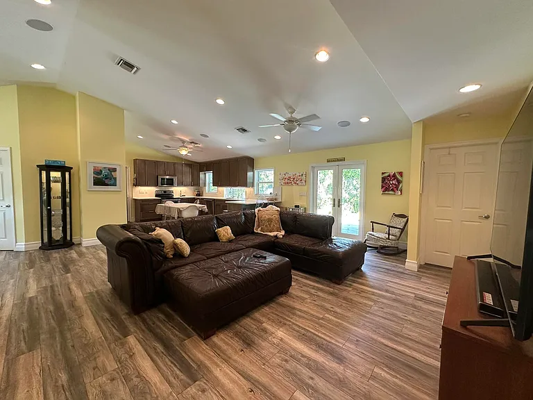 2415 Laurel Ln — Photo 6