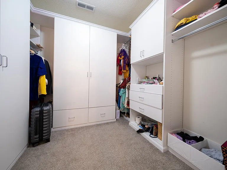 5595 Queensland Ln N — Photo 16