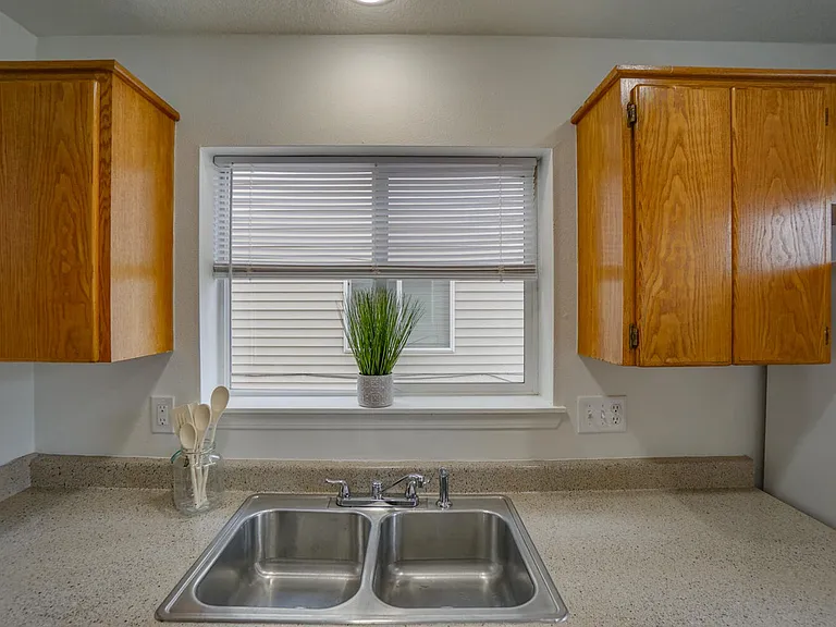 Beverly Rose Apartments — Photo 20