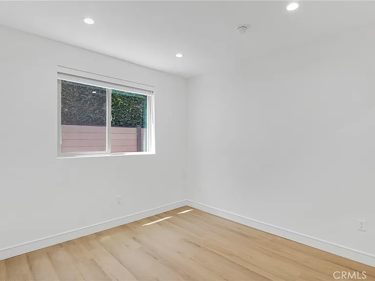 4851 1/2 Woodman Ave — Photo 6