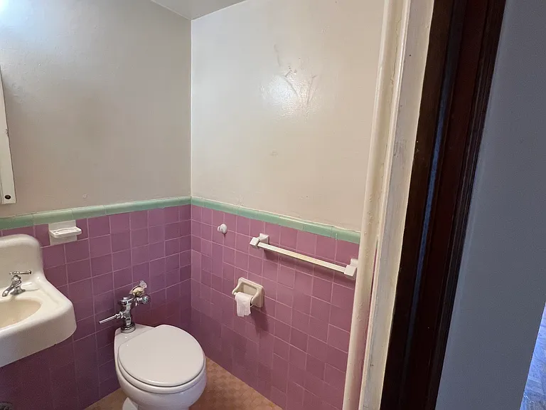 Broadmoor — Photo 14