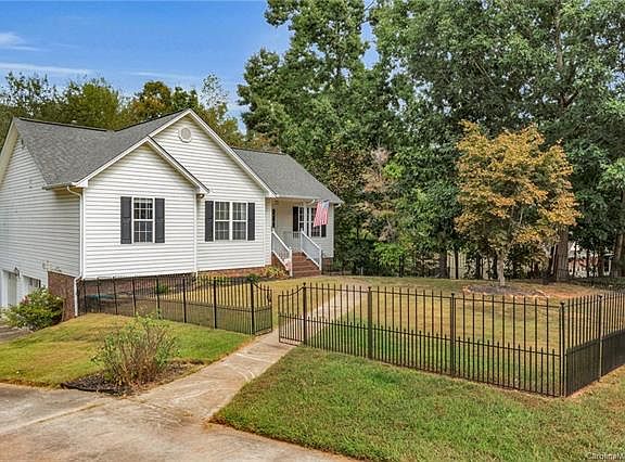 2nd image of 935 Manor Dr