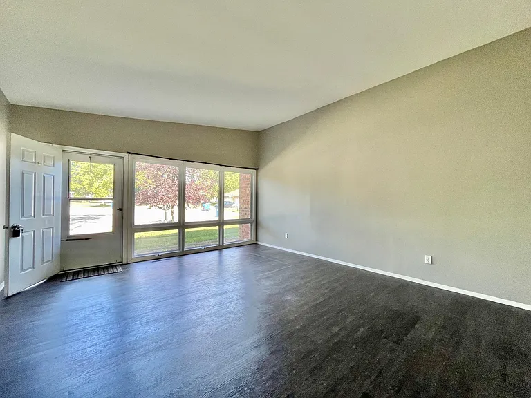 322 Heritage Ct — Photo 3
