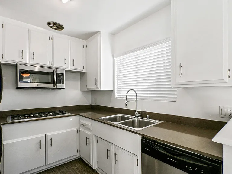 Barrington Avenue Apartment Homes — Photo 19