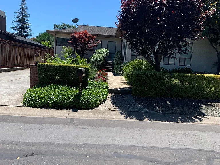 752 Edge Ln — Photo 7