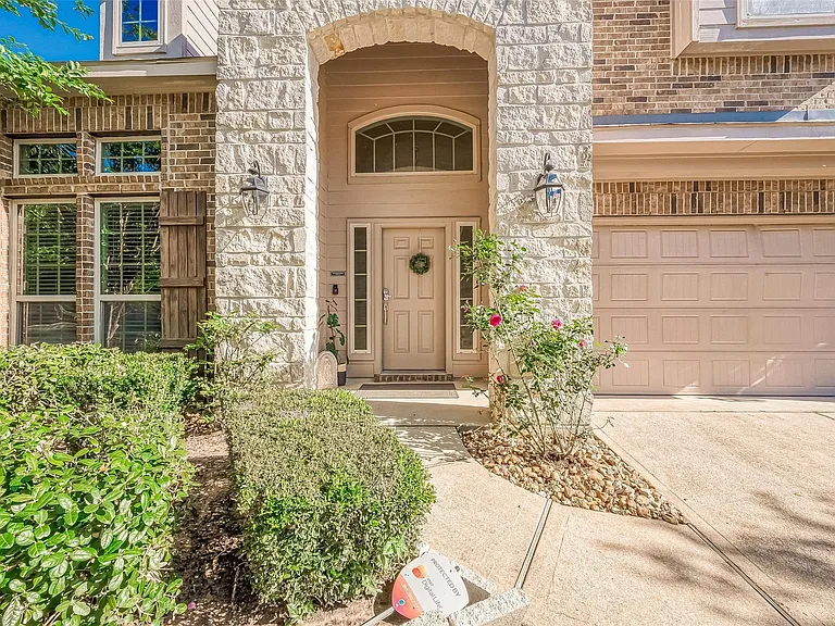 8722 Adrienne Dr — Photo 2