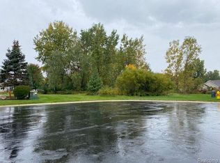 7105 Woods West Dr, Flushing, MI 48433