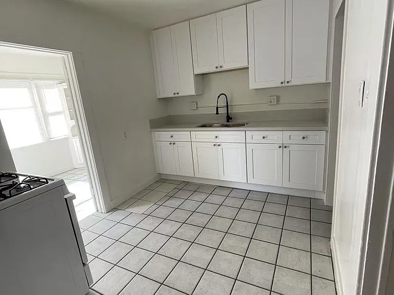 1033 Coronado Ave — Photo 6
