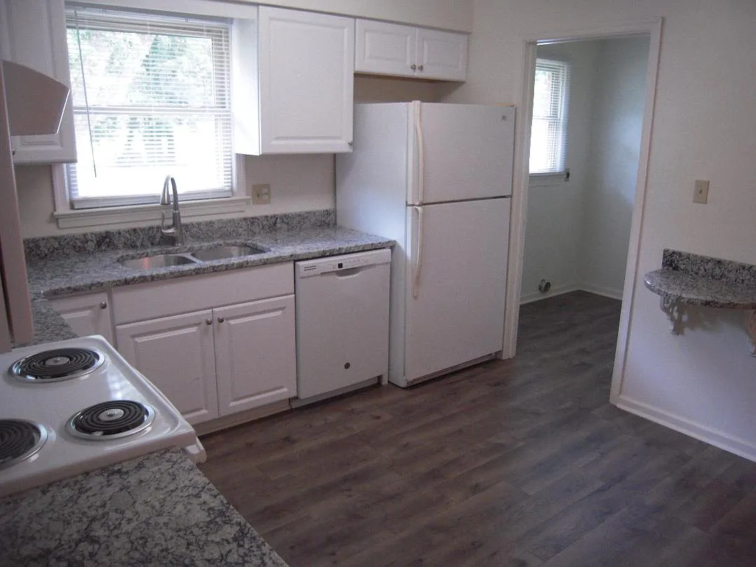 3 bed, 1424 sqft, $2,395 — Photo 2