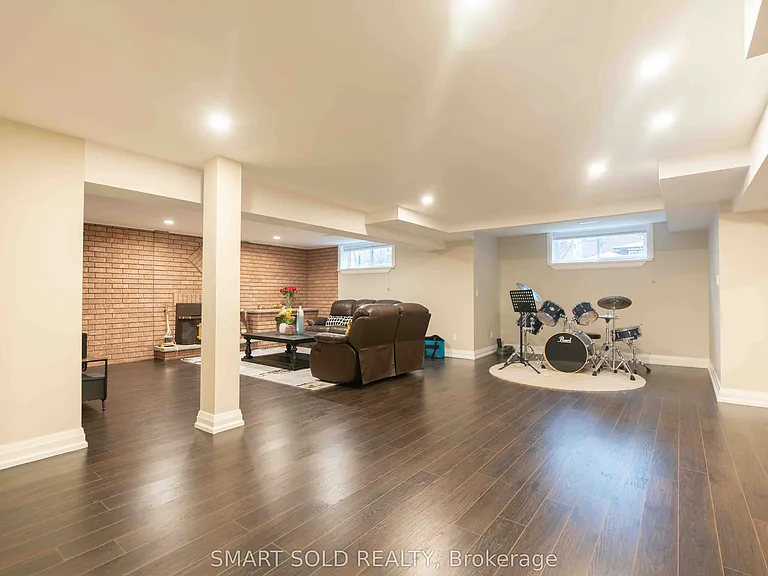 107 Arnold Ave — Photo 43