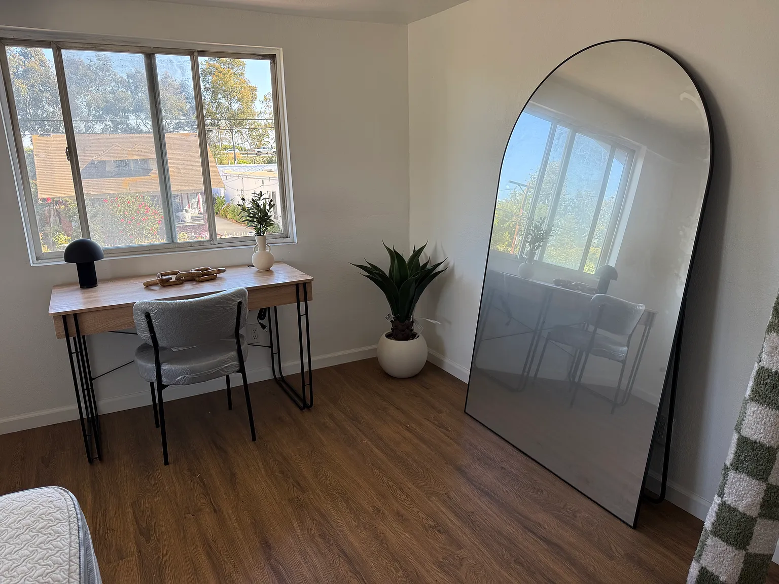 Studio, 200 sqft, $1,050 — Photo 2