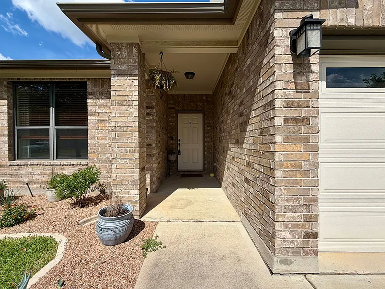 206 Briarwood Dr — Photo 4