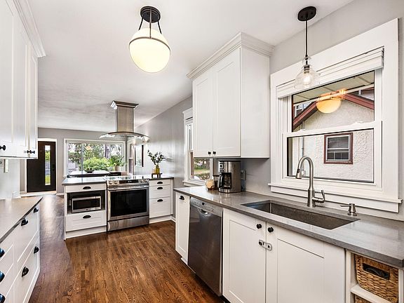 5th image of 3012 33rd Ave NE