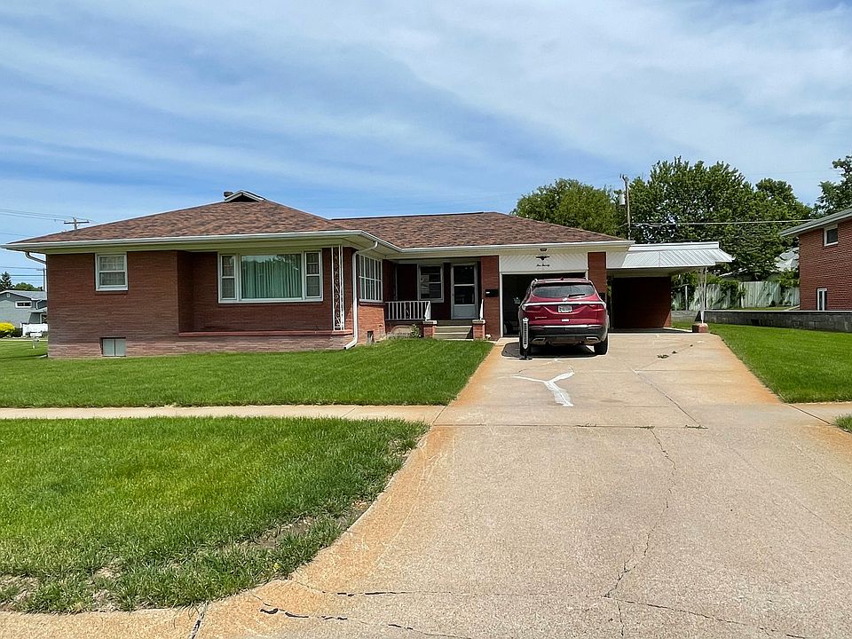 Large quiet corner lot