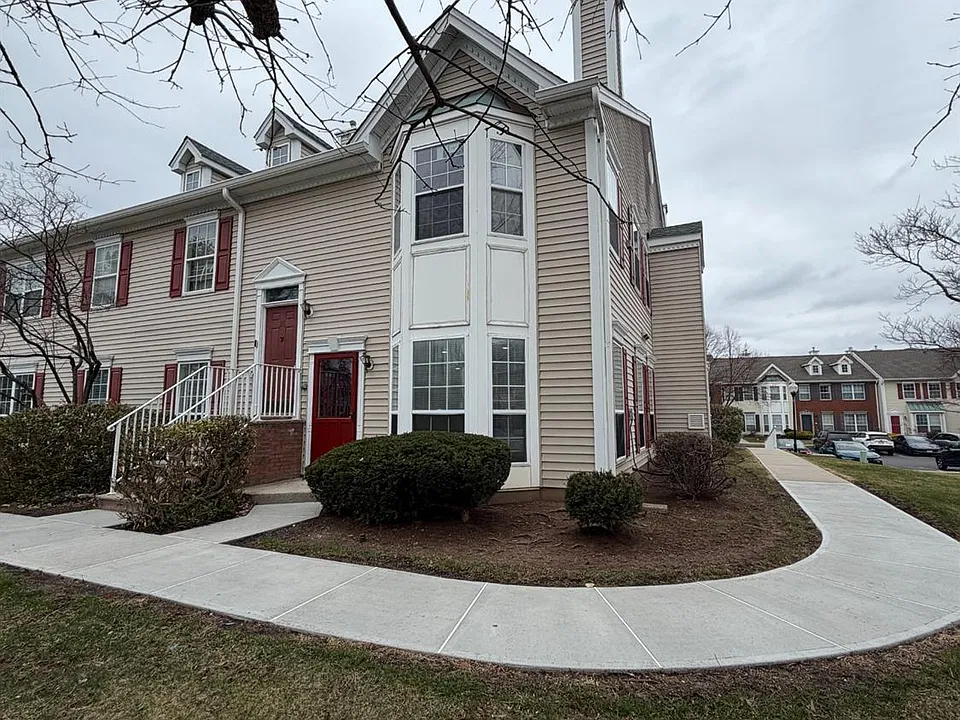 32 Columbus Dr