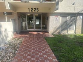 1225 NE 124th St