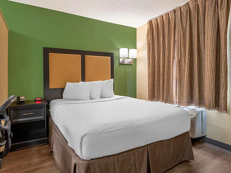 Deluxe Studio - 1 Queen Bed