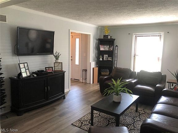 4th image of 98 Midgewood Dr