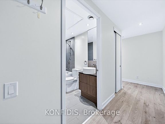 3rd image of 161 Roehampton Ave #732