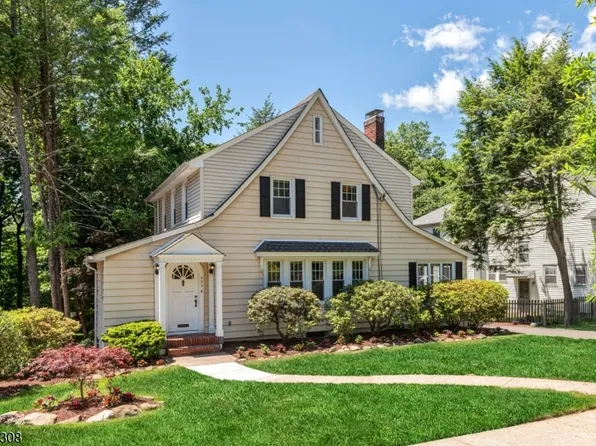 552 Hillcrest Rd, Ridgewood Village, NJ 07450