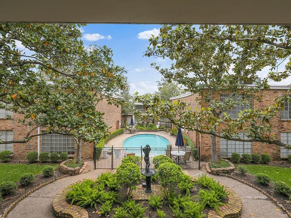 Courtyard and pool this complex has 3 pools available to the tenants.