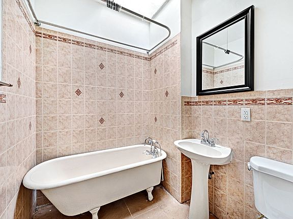 5th image of 49 Jefferson Ave #3