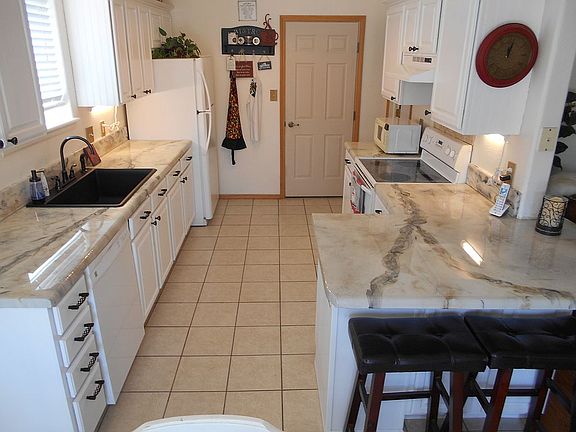 Kitchen approx 9'x13'