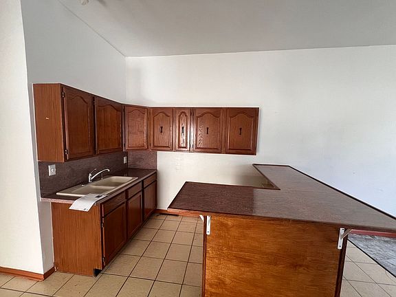2nd image of 914 W Jackson St #914