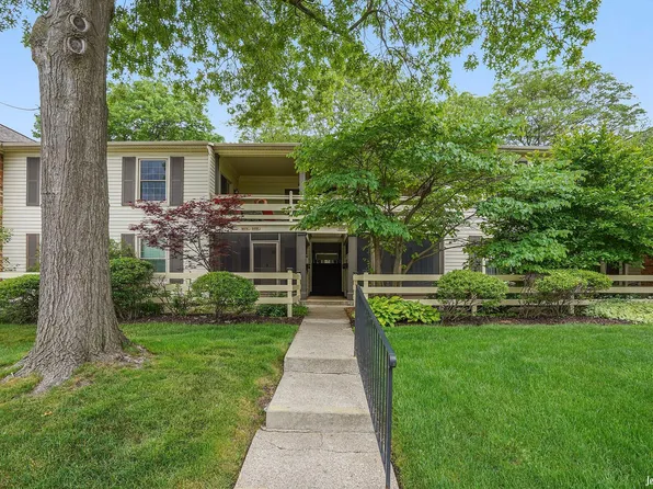 2486 Village Dr SE, Grand Rapids, MI 49506