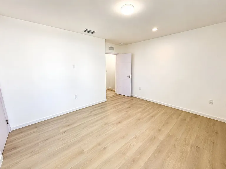 552 NW 7th St #6 — Photo 16