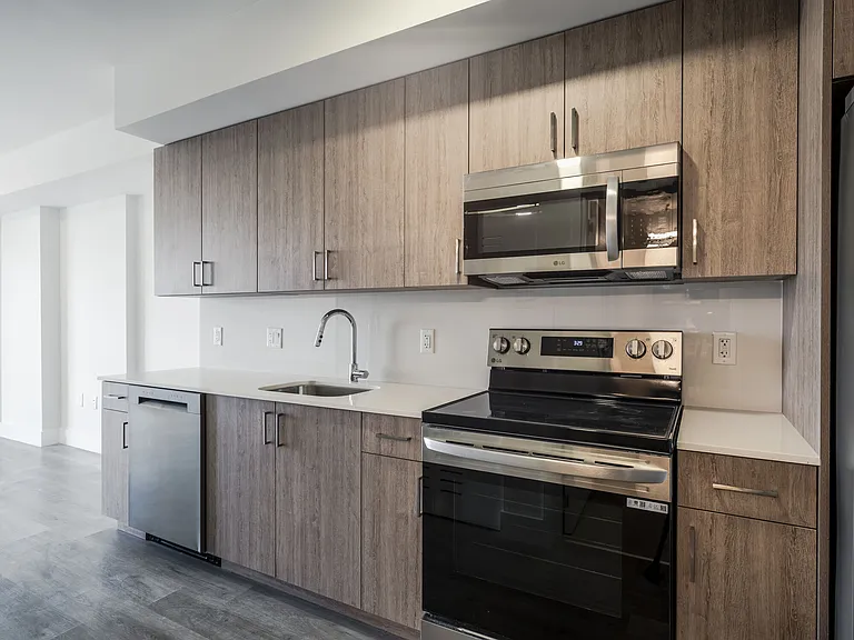 1025 Metro — Photo 13